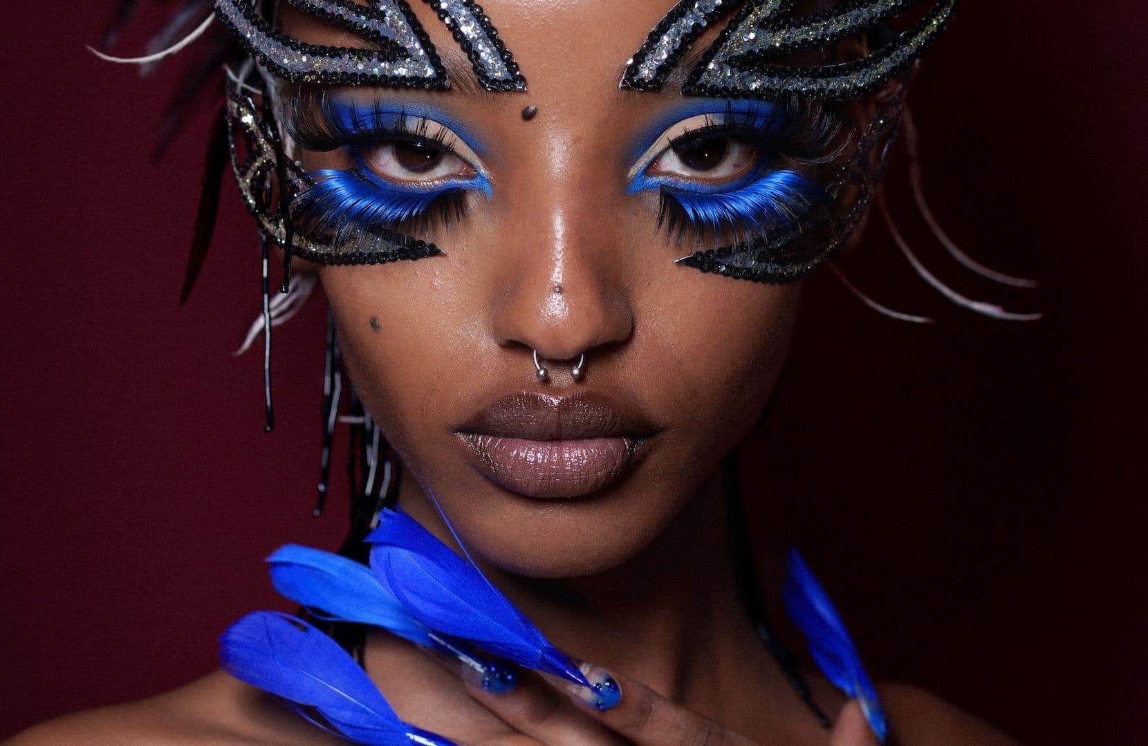 Sourcils colorés, écritures sur la bouche : ces looks beauté insolites repérés à la Fashion Week de Londres - Elle