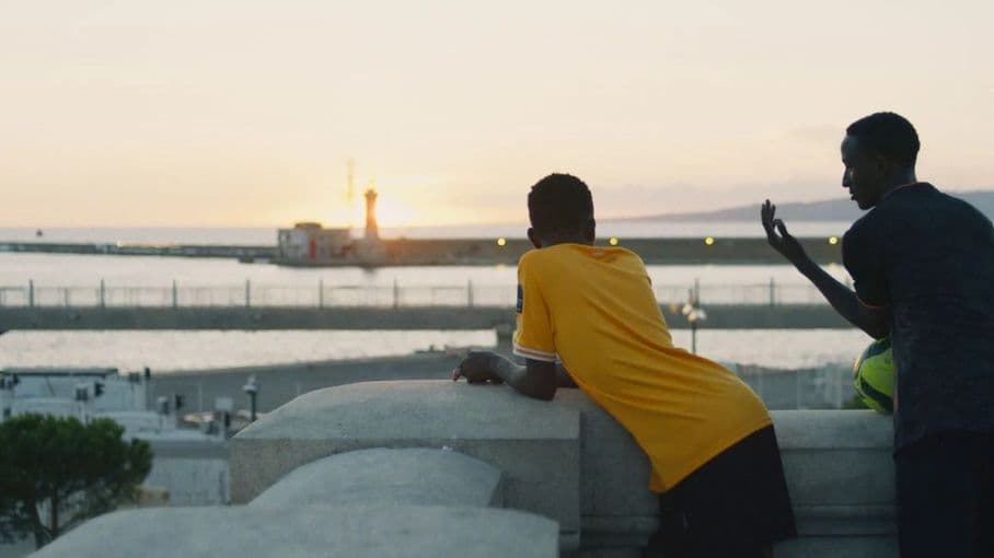 "Tout va bien", un documentaire de Thomas Ellis ou la force de ces adolescents partis d'Afrique pour réaliser leurs rêves